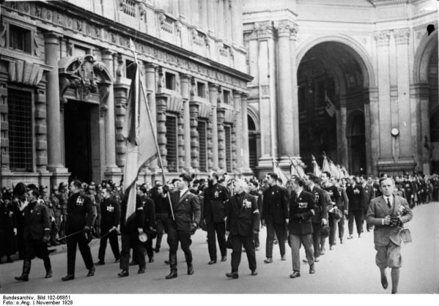 Bundesarchiv Bild 102-06851 Mailand Parade italienischer Frontkampfer